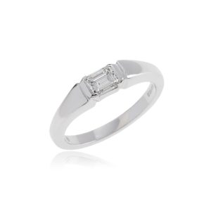 18ct White gold side ways set emerald cut diamond solitaire ring.